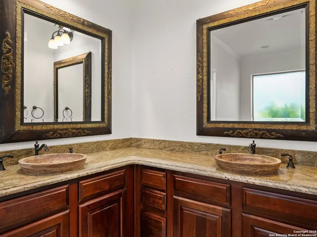 $675,000 | 837 Lakeview Trail, McQueeney, TX 78123