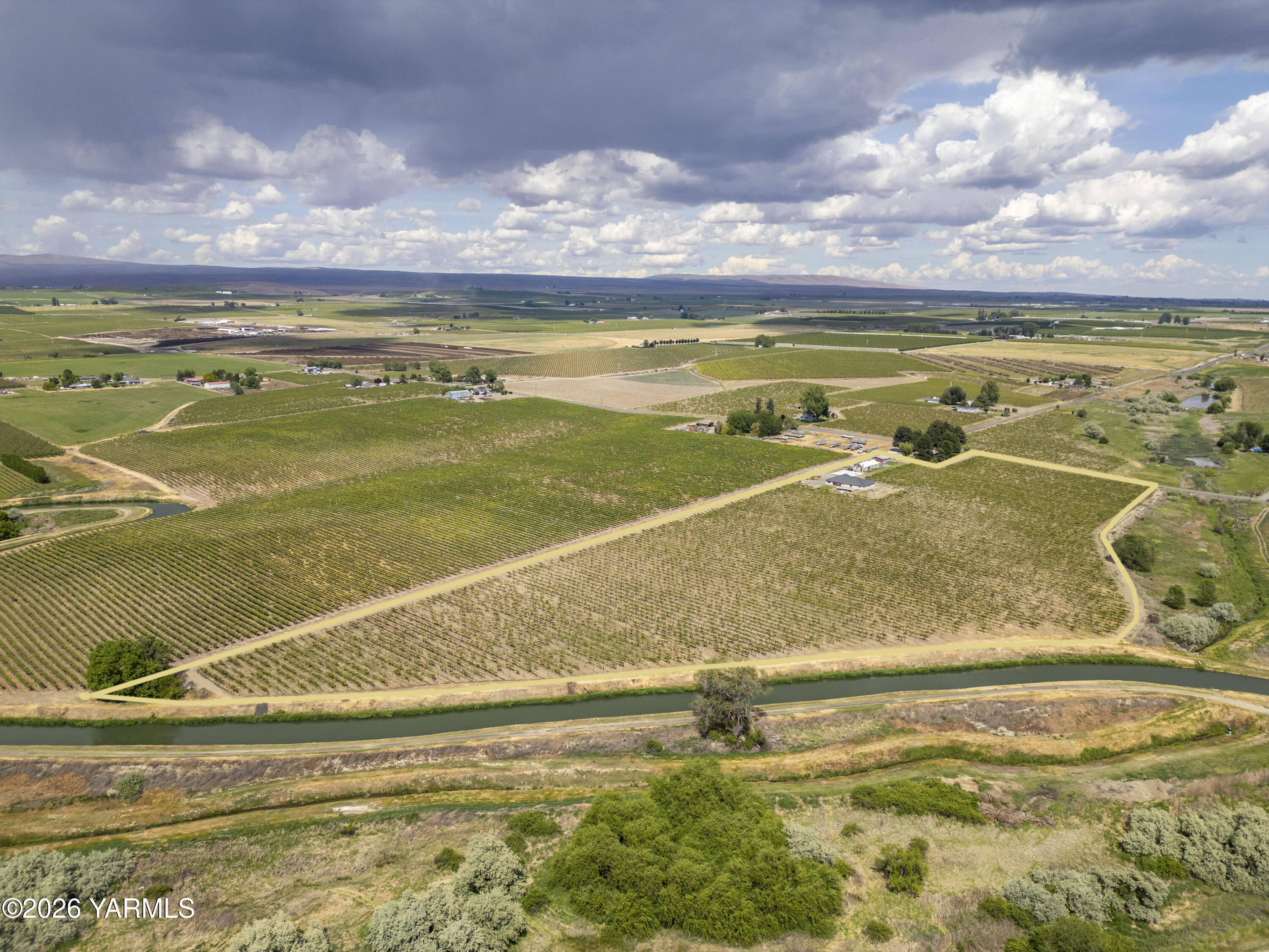 2050 Olmstead Road Grandview, WA 98930 - Photo 5 of 60 a view of an ocean and beach