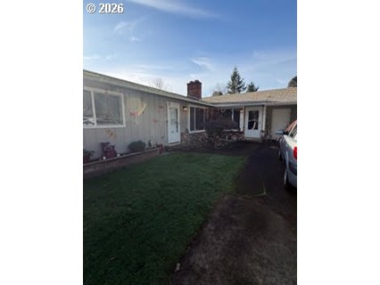 35 Northeast 157th Avenue Portland, OR 97230 - Photo 23 of 30 a backyard of a house with table and chairs