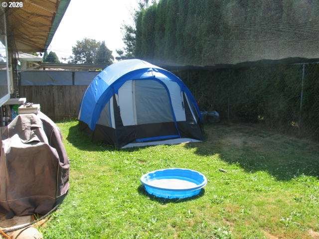 35 Northeast 157th Avenue Portland, OR 97230 - Photo 10 of 30 a backyard of a house with table and chairs