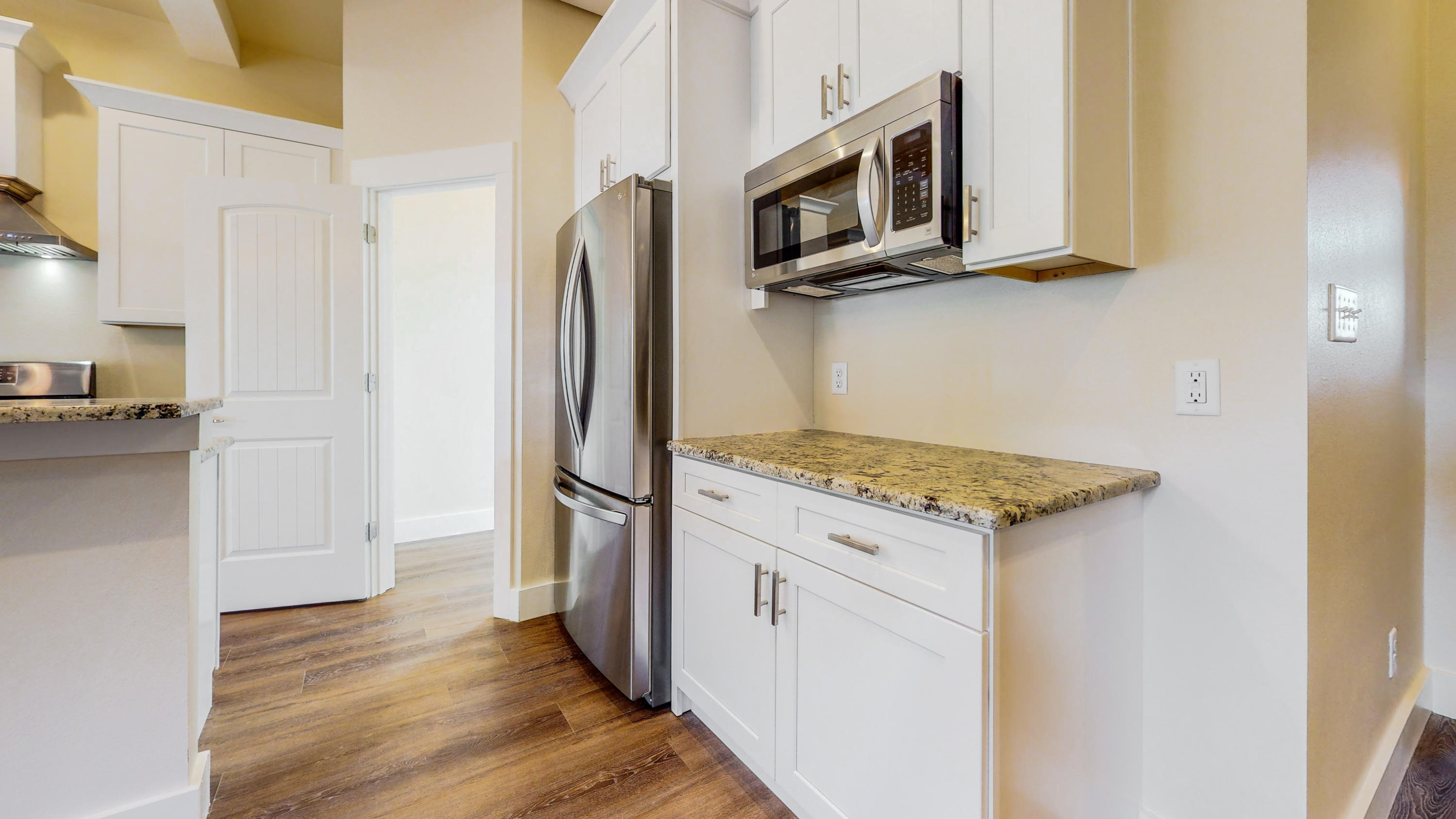 512 Harborview Circle Niceville, FL 32578 - Photo 11 of 42 a kitchen with a stove microwave and refrigerator