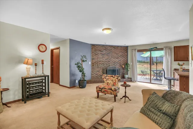 a view of livingroom with furniture