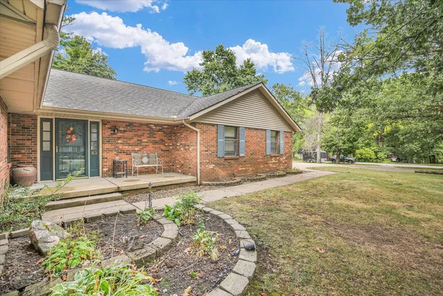 a view of a house with backyard and garden