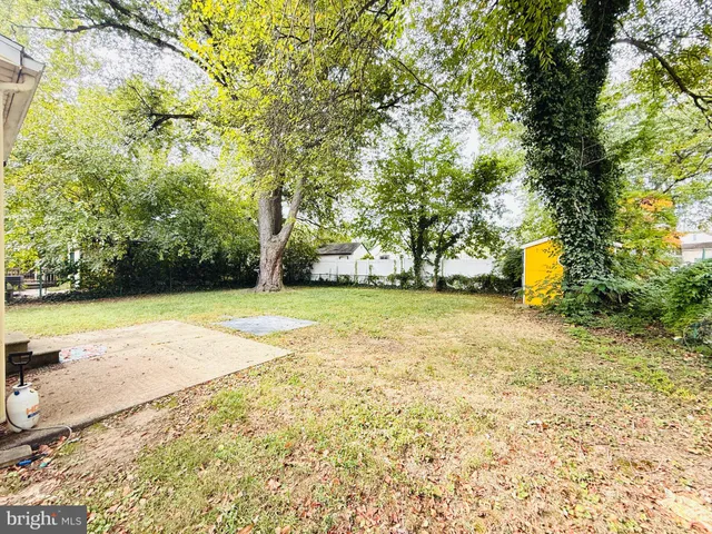 a view of a yard with basketball court