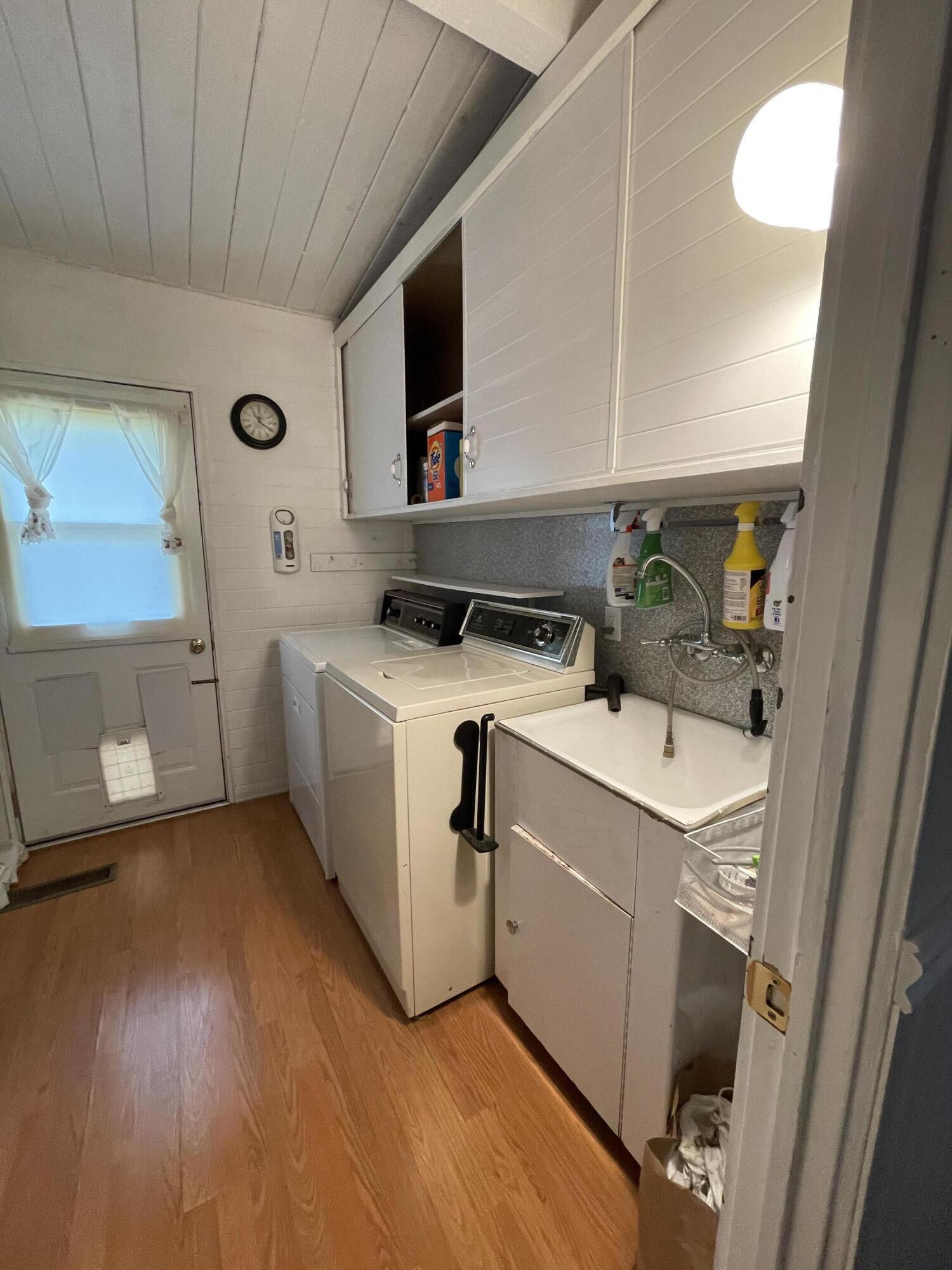 930 Reddy Avenue Medford, OR 97504 - Photo 5 of 15 Washer and dryer included