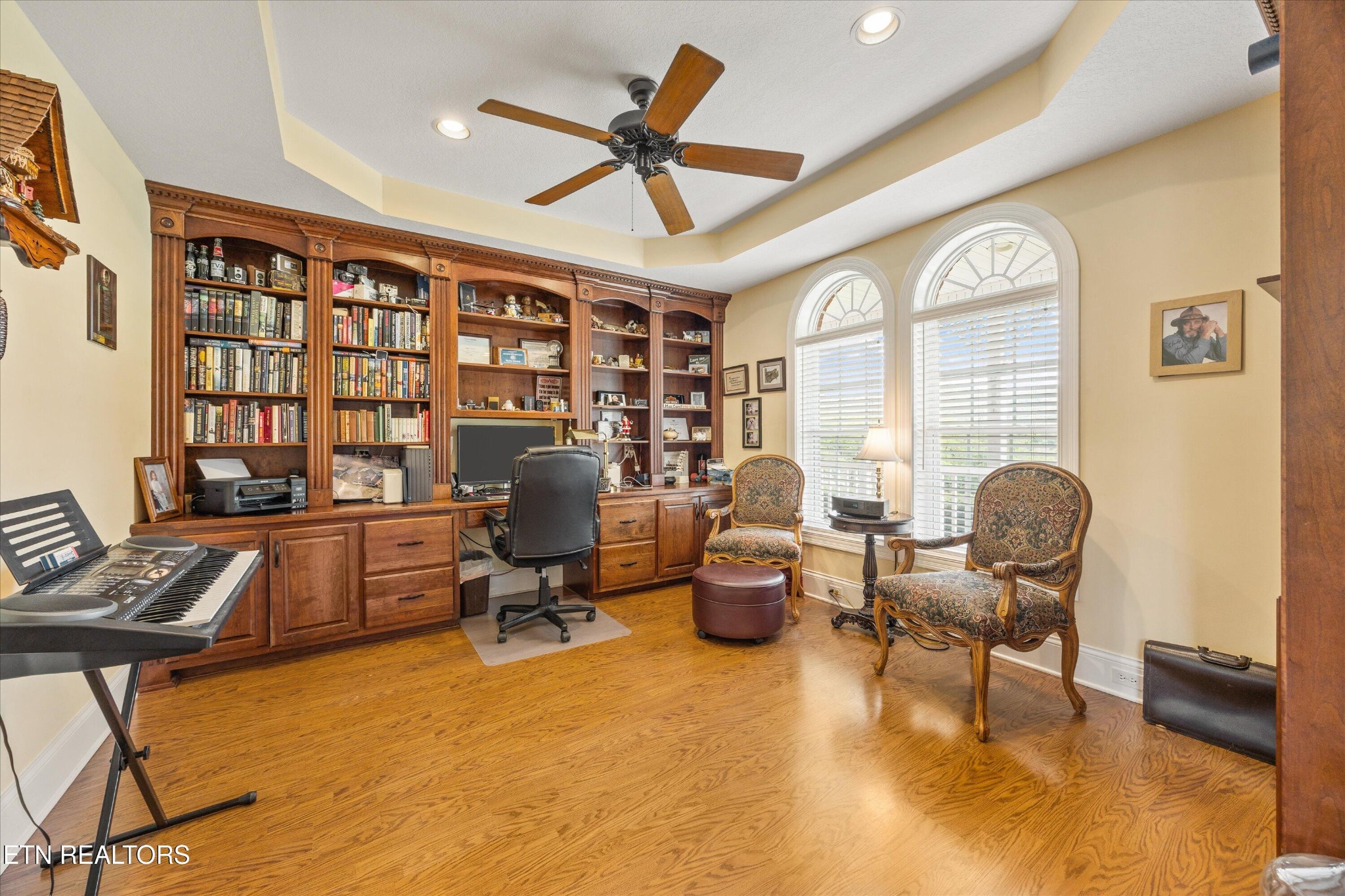 132 David Road Clinton, TN 37716 - Photo 20 of 52 a workspace with furniture