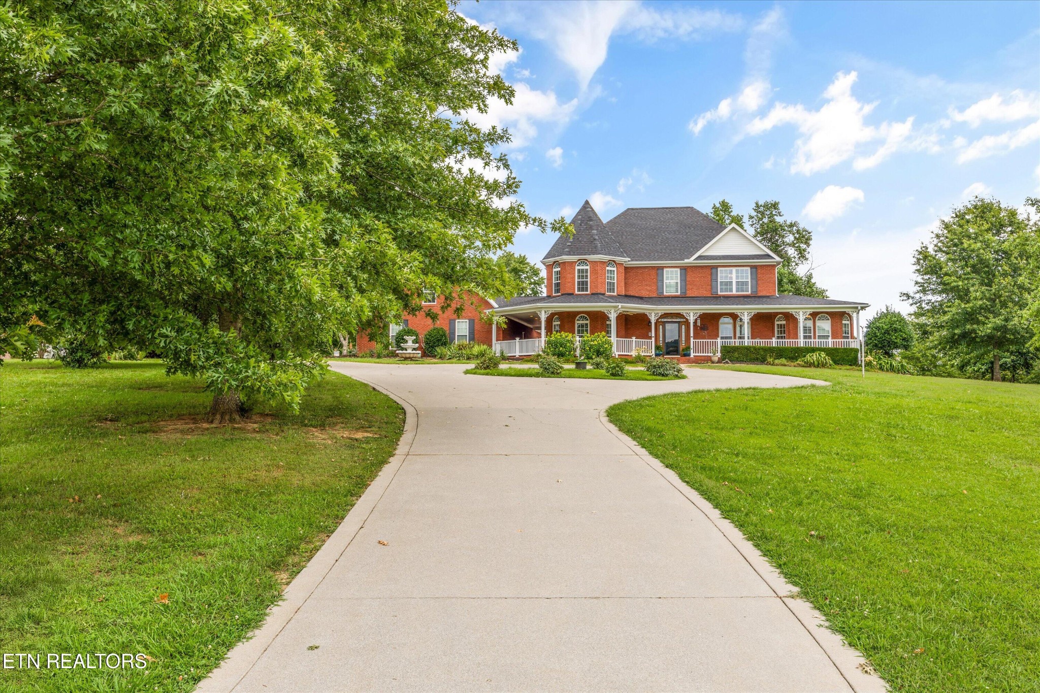 132 David Road Clinton, TN 37716 - Photo 5 of 52 a front view of a house with a yard