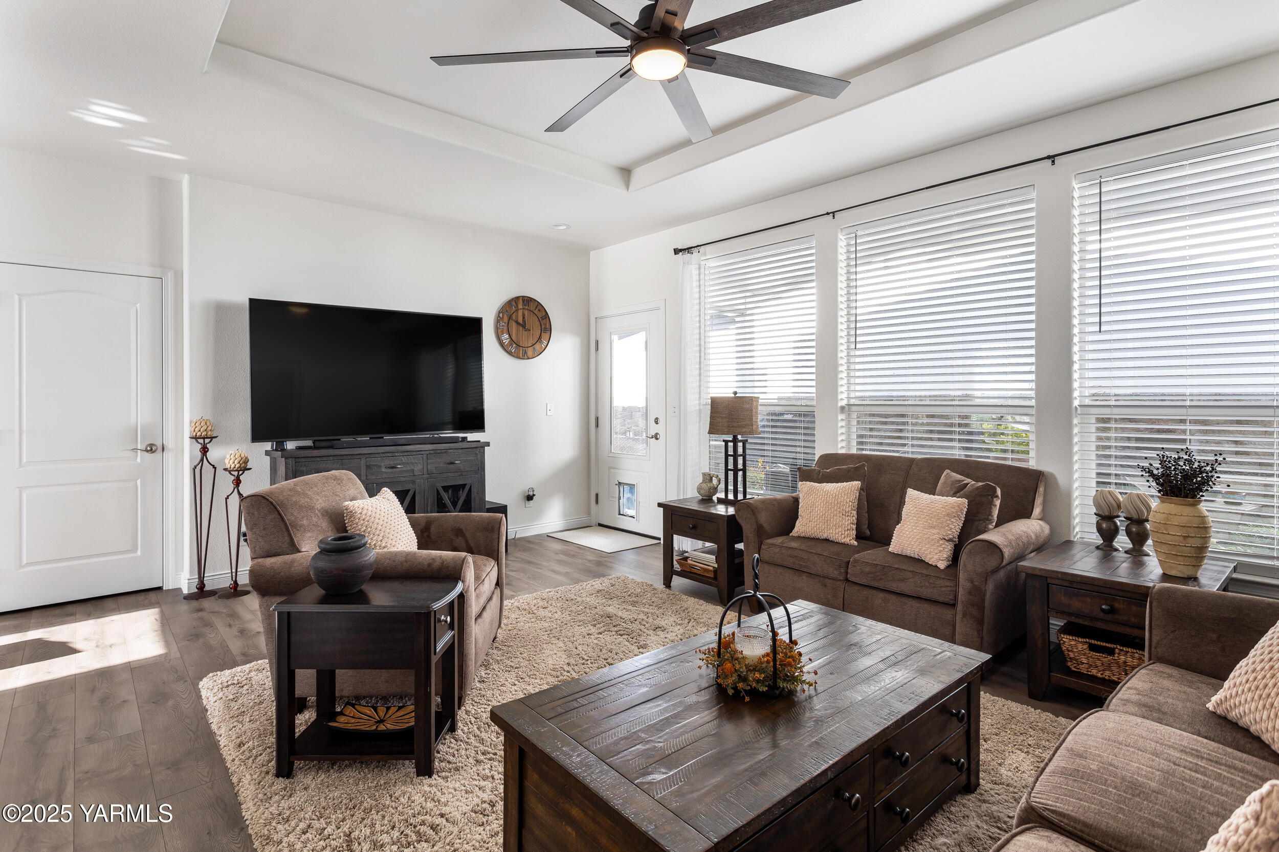 200 Bridle Way, Unit 177 Yakima, WA 98901 - Photo 13 of 37 a living room with furniture and a flat screen tv