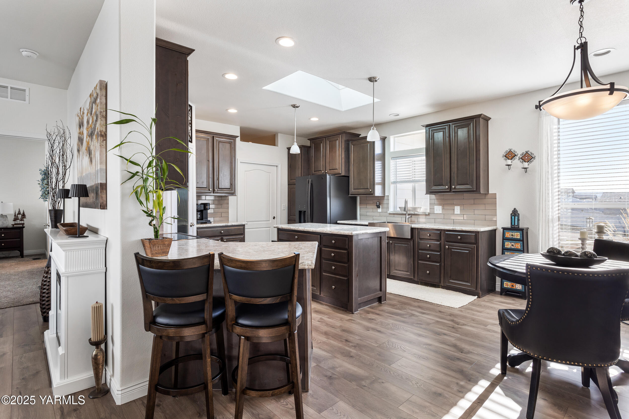 200 Bridle Way, Unit 177 Yakima, WA 98901 - Photo 14 of 37 a large kitchen with a table and chairs