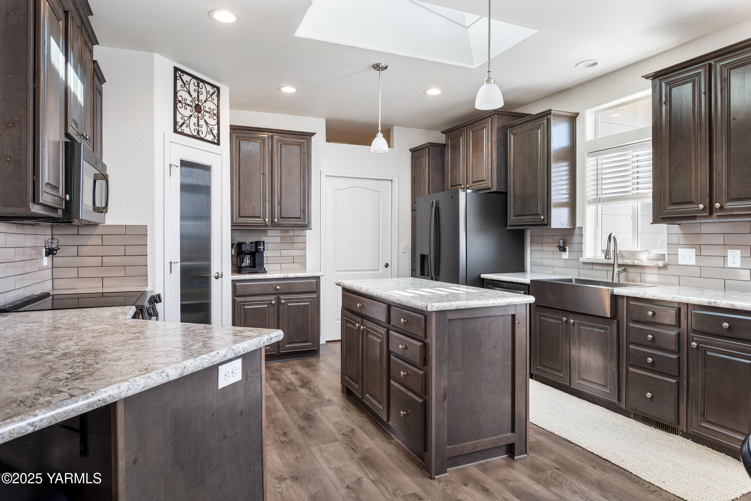 200 Bridle Way, Unit 177 Yakima, WA 98901 - Photo 17 of 37 a kitchen with stainless steel appliances granite countertop a stove a sink dishwasher a refrigerator and a oven