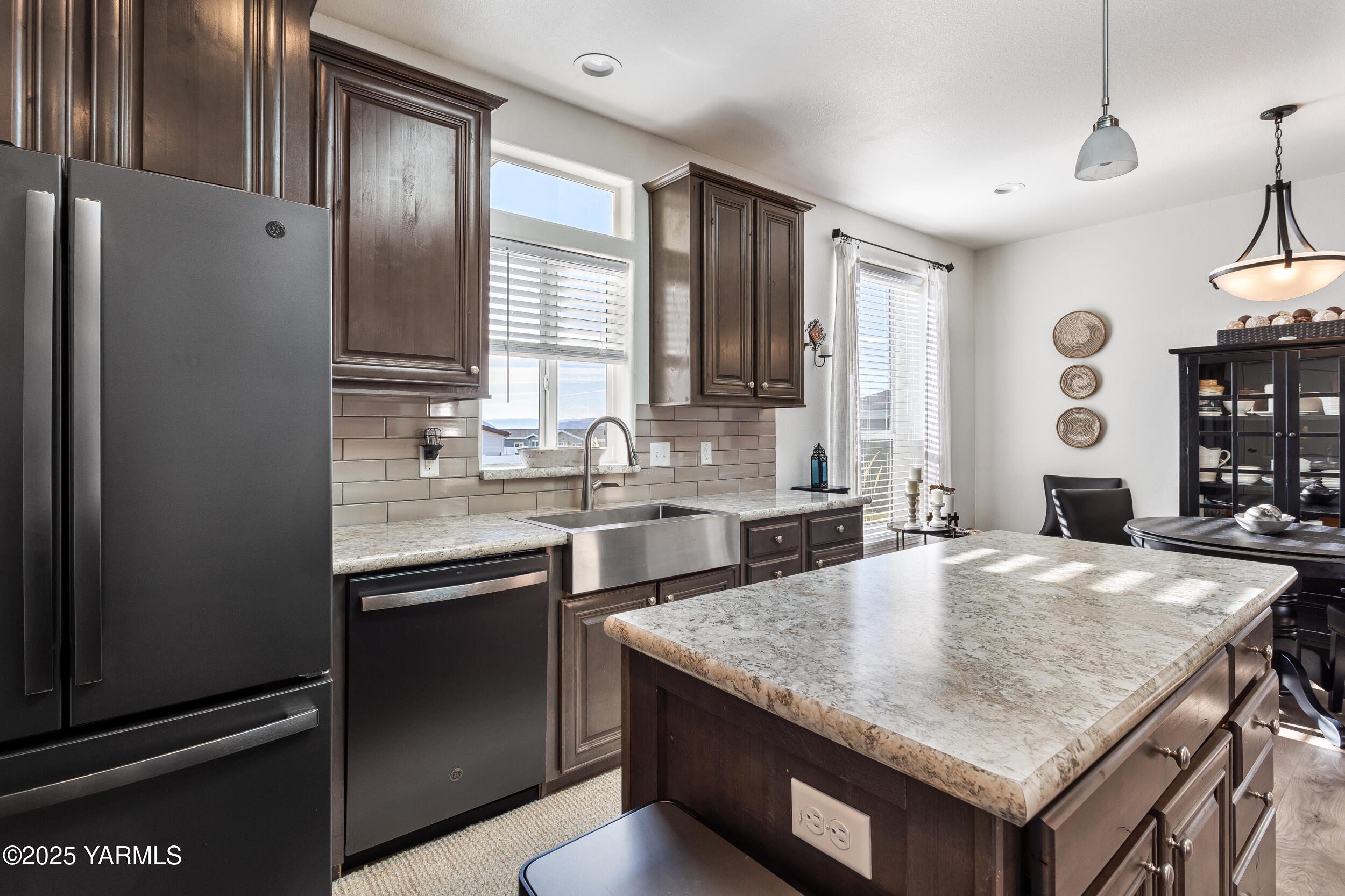 200 Bridle Way, Unit 177 Yakima, WA 98901 - Photo 18 of 37 a kitchen with granite countertop a sink stainless steel appliances and window