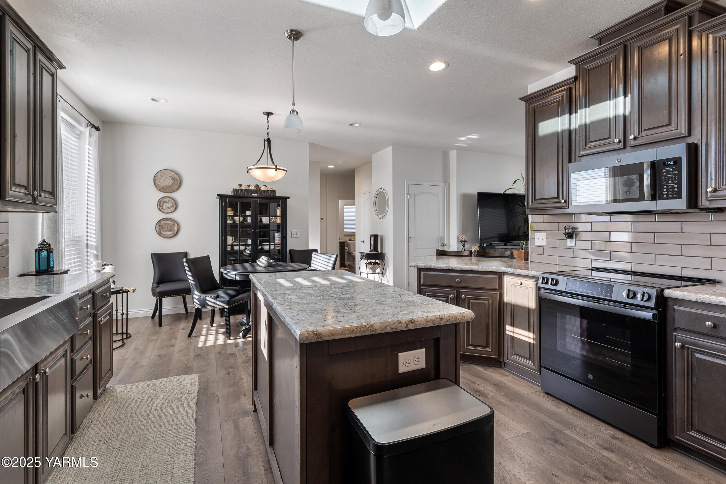 200 Bridle Way, Unit 177 Yakima, WA 98901 - Photo 19 of 37 a kitchen with cabinets table and chairs