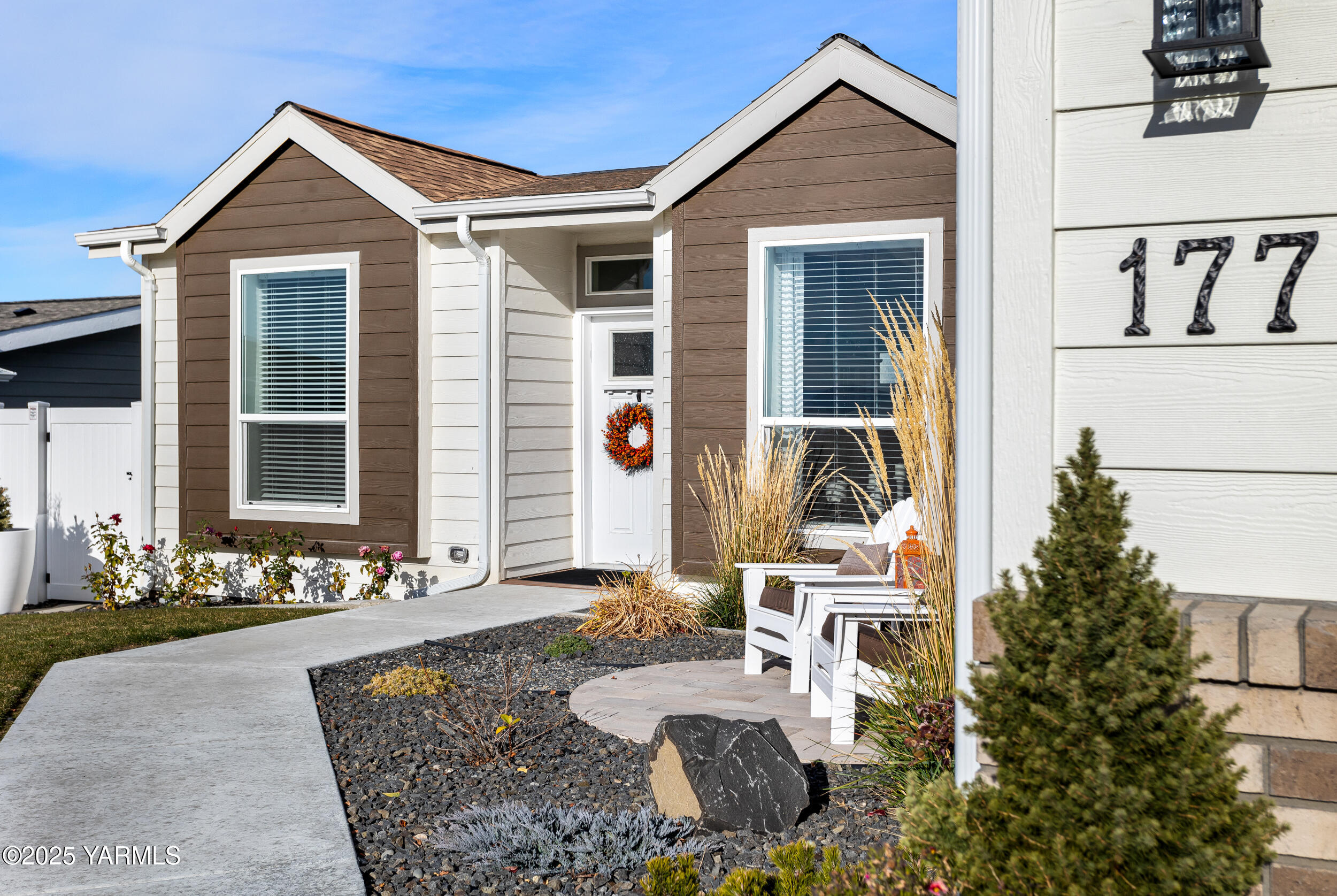 200 Bridle Way, Unit 177 Yakima, WA 98901 - Photo 2 of 37 a front view of a house with sitting area