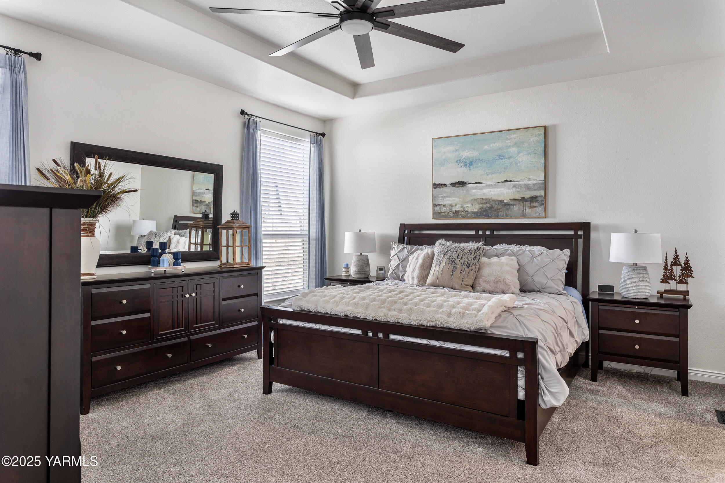 200 Bridle Way, Unit 177 Yakima, WA 98901 - Photo 21 of 37 a bedroom with a bed and a chandelier fan