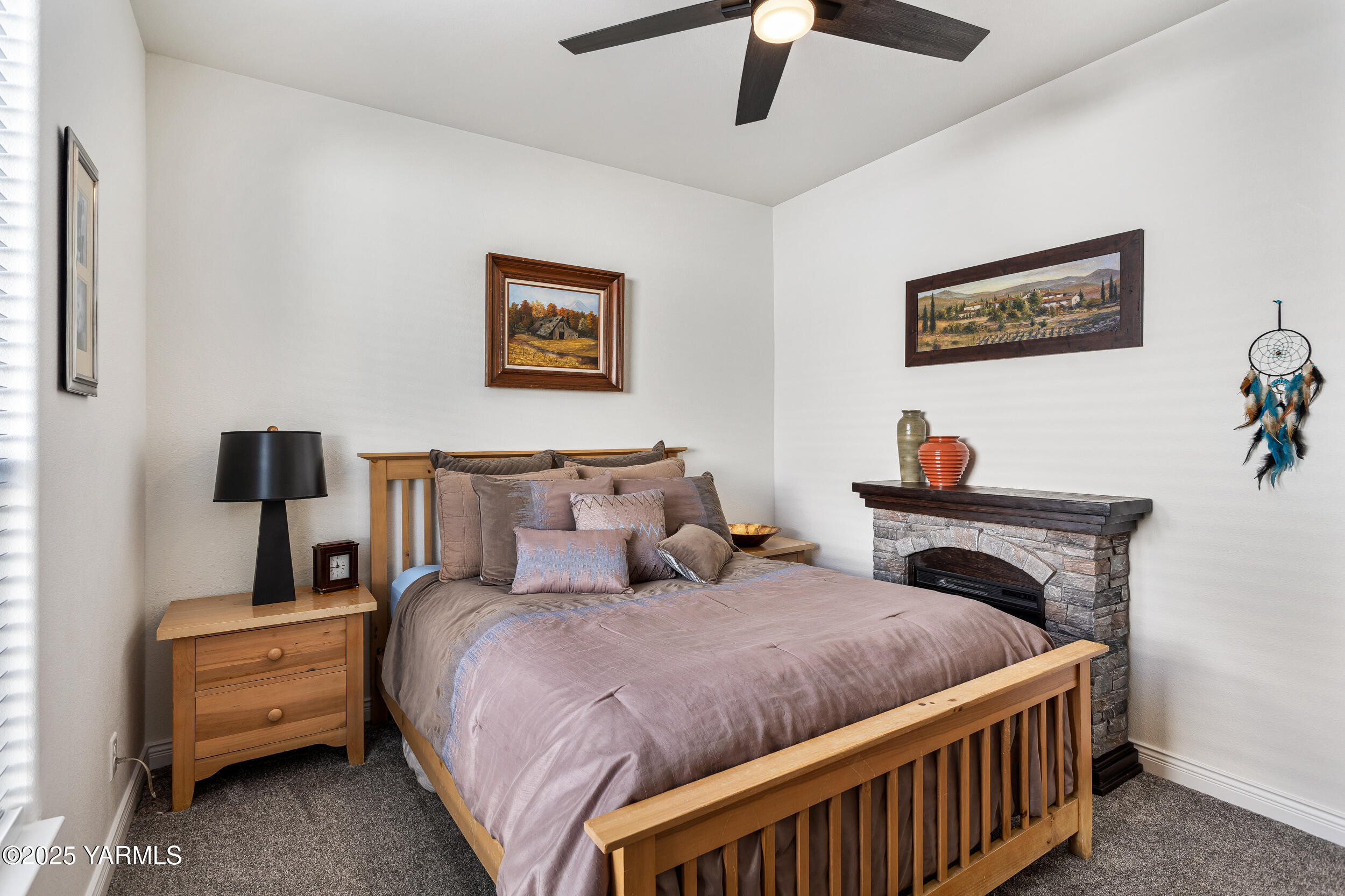 200 Bridle Way, Unit 177 Yakima, WA 98901 - Photo 26 of 37 a bedroom with bed and a chandelier