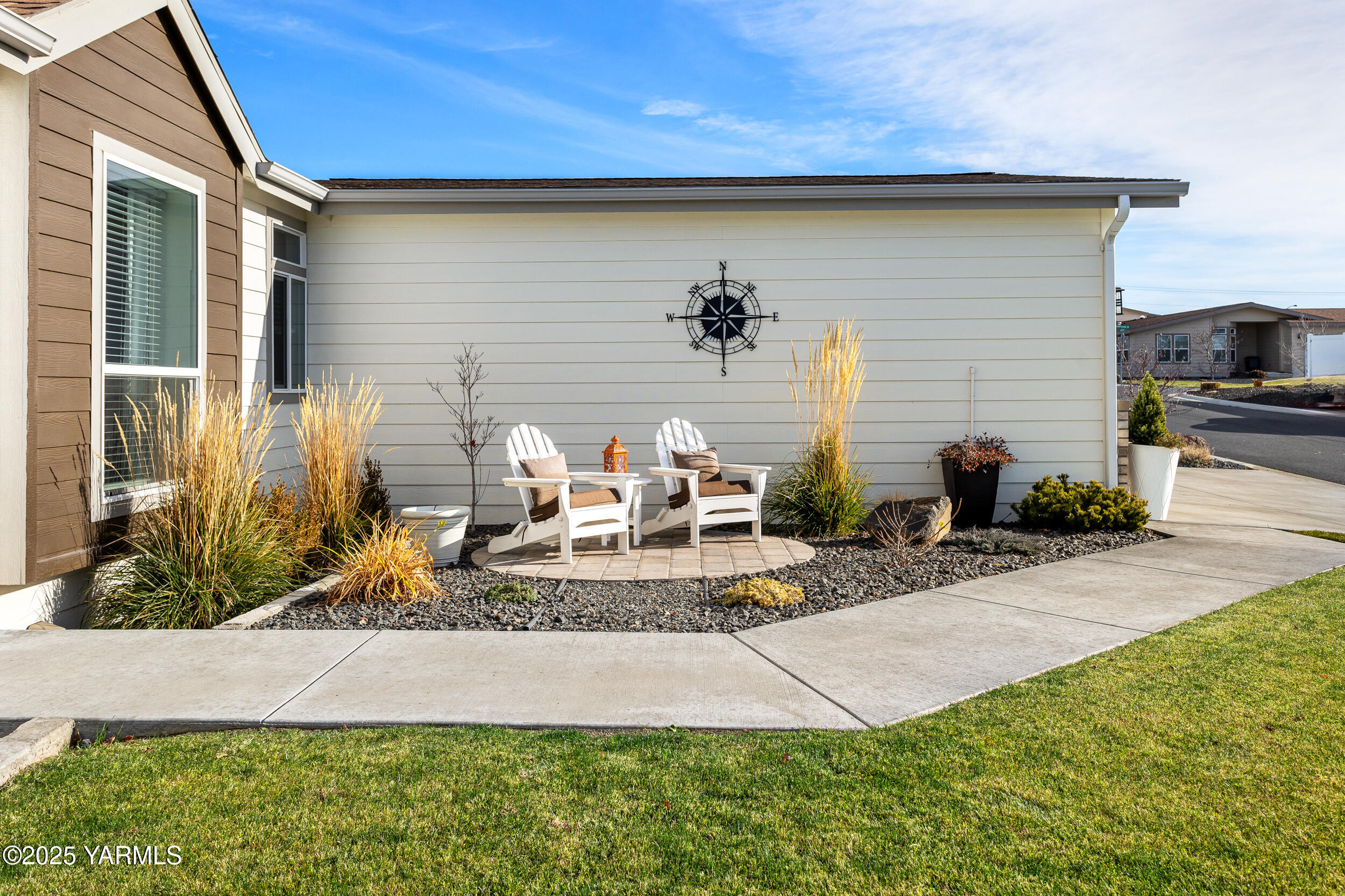 200 Bridle Way, Unit 177 Yakima, WA 98901 - Photo 3 of 37 a view of a backyard of the house