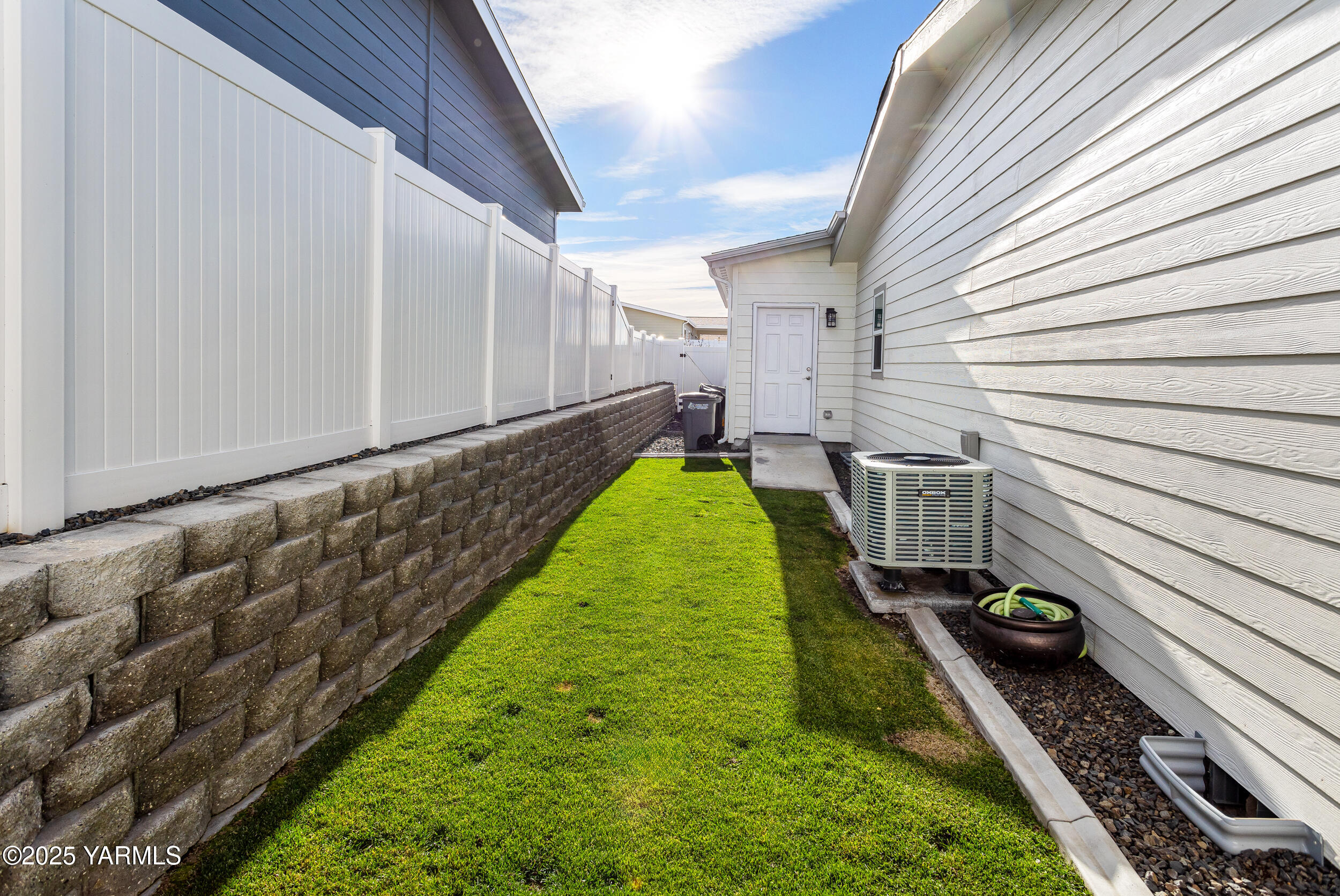 200 Bridle Way, Unit 177 Yakima, WA 98901 - Photo 32 of 37 a backyard of a house