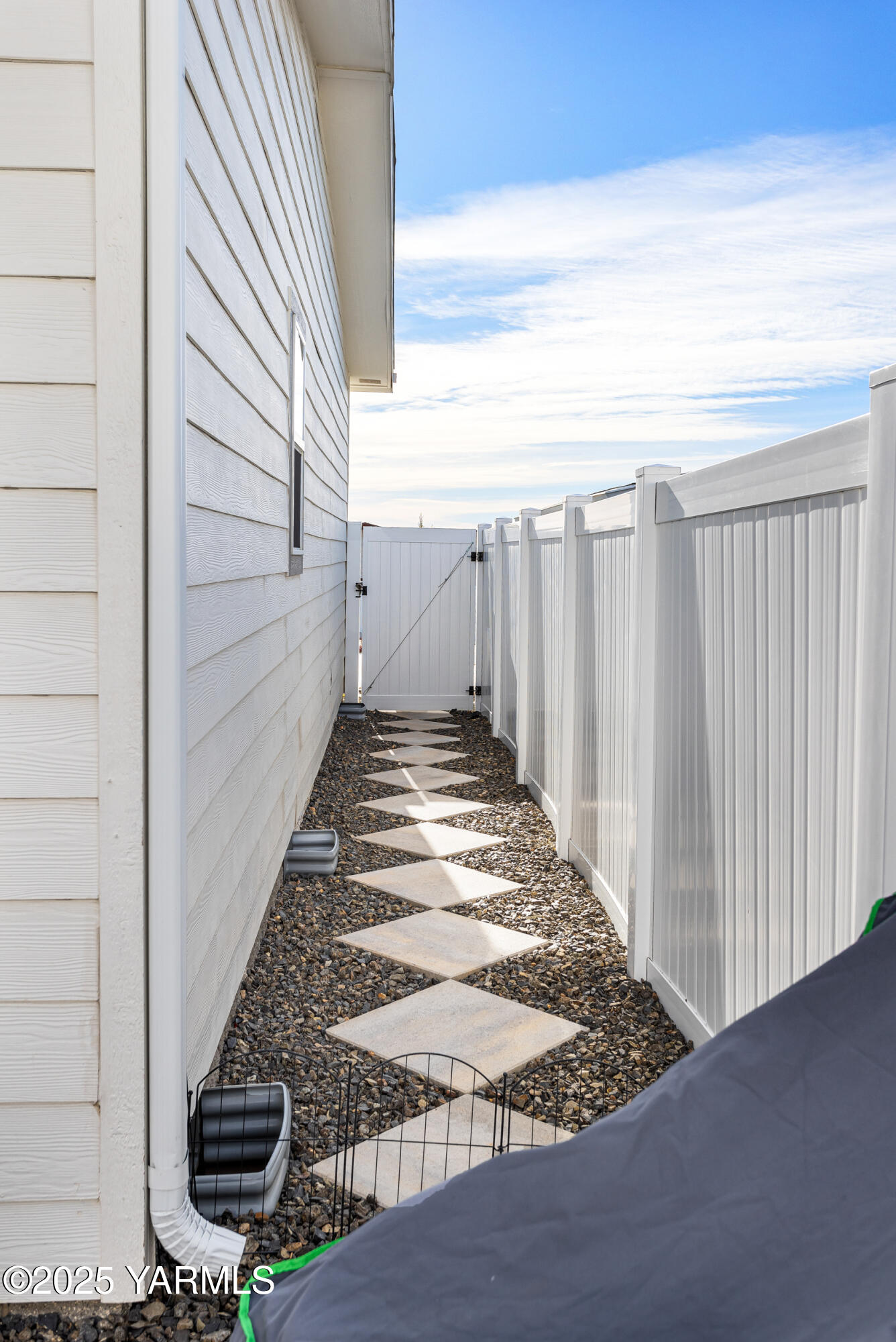 200 Bridle Way, Unit 177 Yakima, WA 98901 - Photo 33 of 37 a view of a backyard of the house