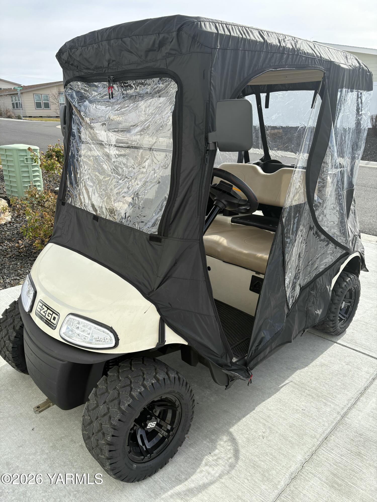 200 Bridle Way, Unit 177 Yakima, WA 98901 - Photo 6 of 37 a bathroom with a toilet and a sink