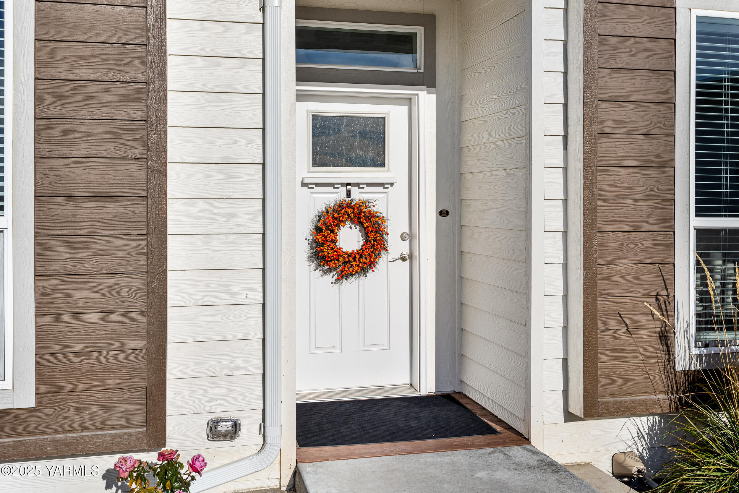 200 Bridle Way, Unit 177 Yakima, WA 98901 - Photo 8 of 37 a view of cabinet with mirror