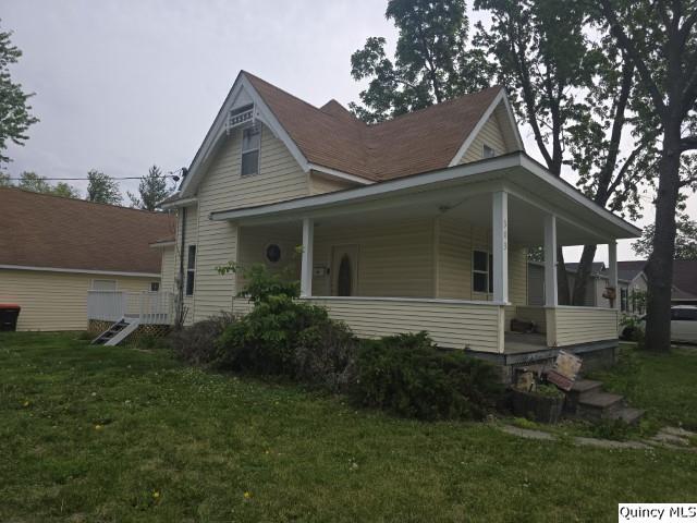 303 North Washington Street Carthage, IL 62321 - Photo 21 of 25 front view of house with a yard
