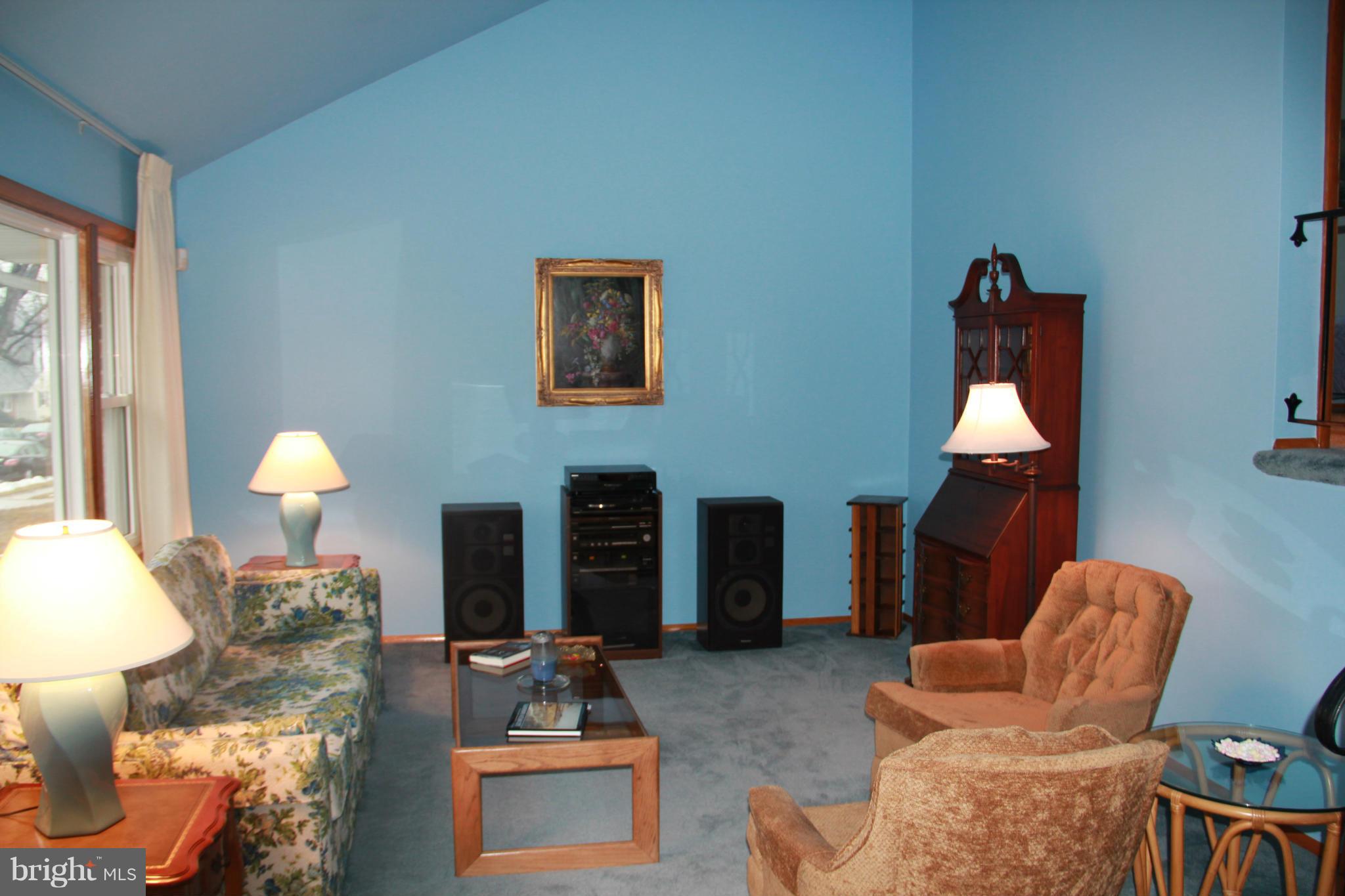 8912 Parlo Road Baltimore, MD 21236 - Photo 3 of 28 Living Room