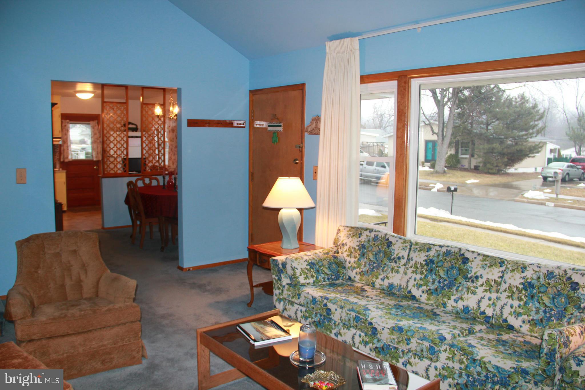 8912 Parlo Road Baltimore, MD 21236 - Photo 6 of 28 Living Room
