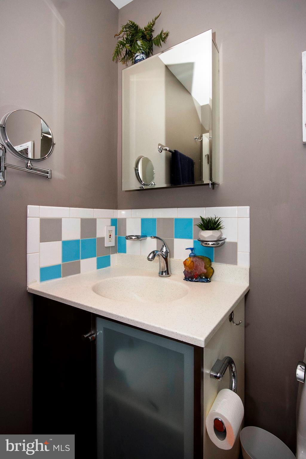 5204 Downing Road Baltimore, MD 21212 - Photo 24 of 29 Bath--Shared BR2 & BR3