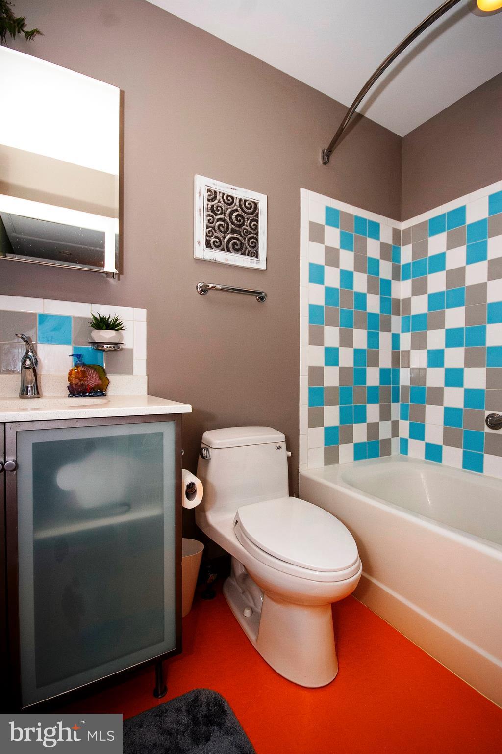 5204 Downing Road Baltimore, MD 21212 - Photo 25 of 29 Bath--Shared BR2 & BR3