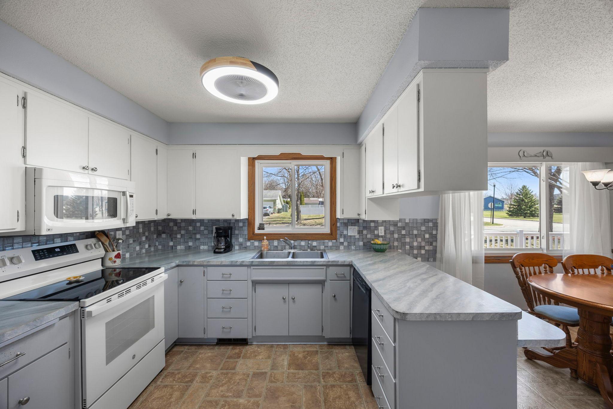 326 Larson Street Southwest Hutchinson, MN 55350 - Photo 11 of 62