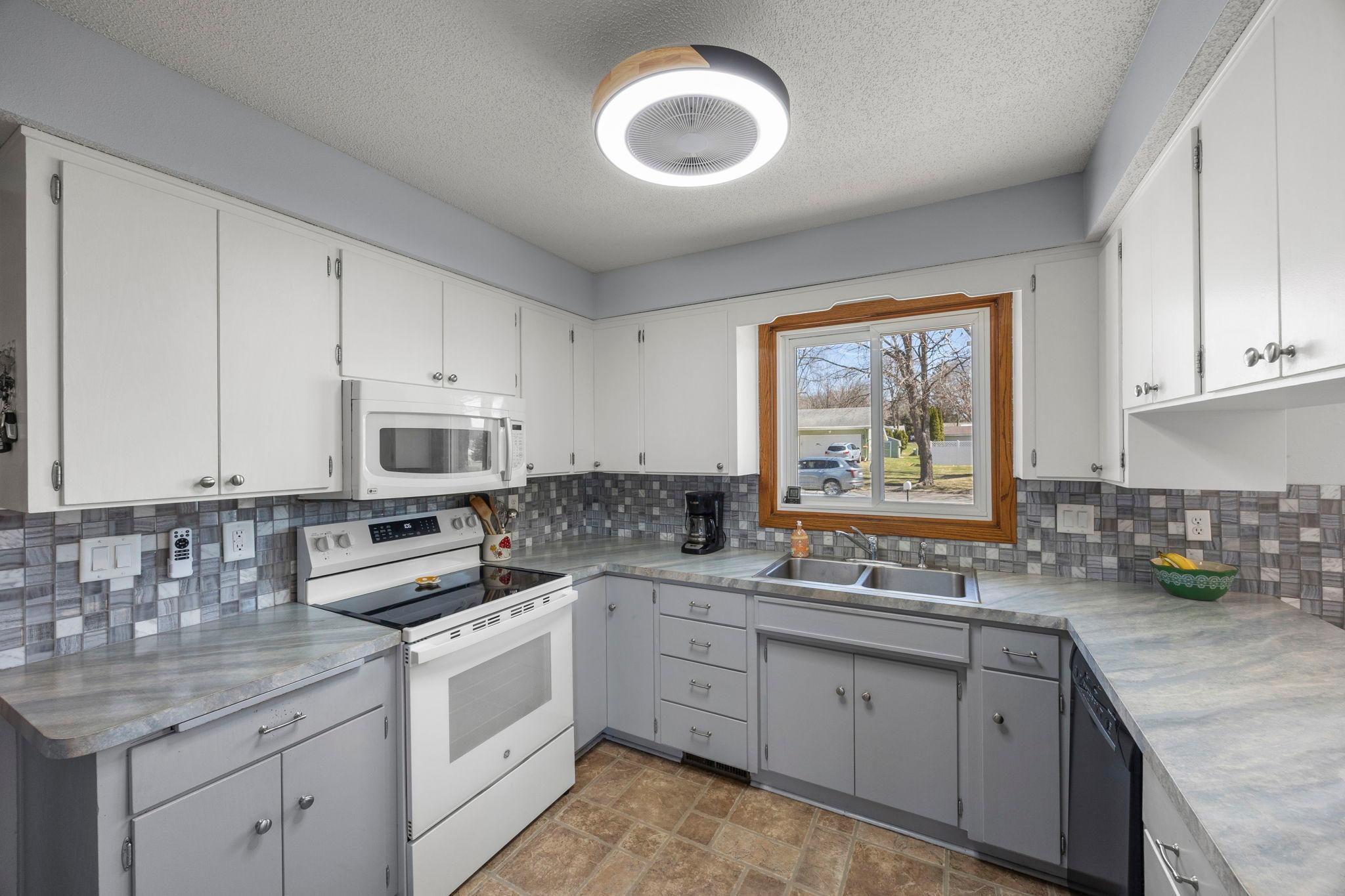 326 Larson Street Southwest Hutchinson, MN 55350 - Photo 12 of 62