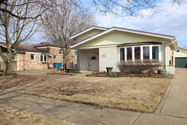 $389,900 | 5123 Wolfe Drive, Oak Lawn, IL 60453