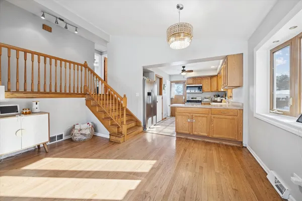 $389,900 | 5123 Wolfe Drive, Oak Lawn, IL 60453