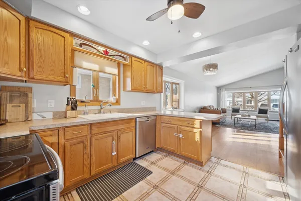 $389,900 | 5123 Wolfe Drive, Oak Lawn, IL 60453