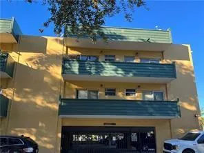a view of livingroom with furniture