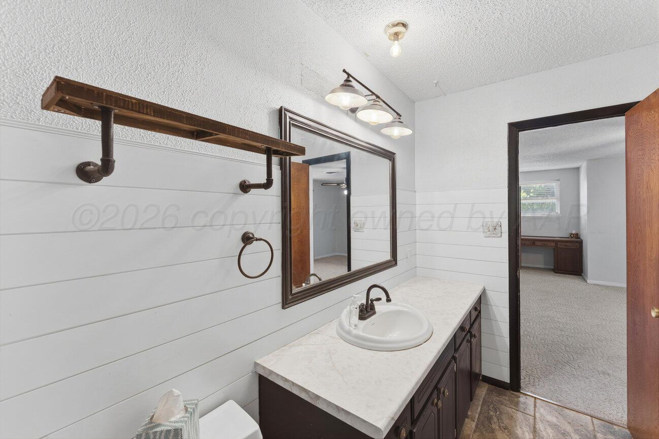 205 Houston Street Borger, TX 79007 - Photo 33 of 57 Upstairs Primary Bath-3