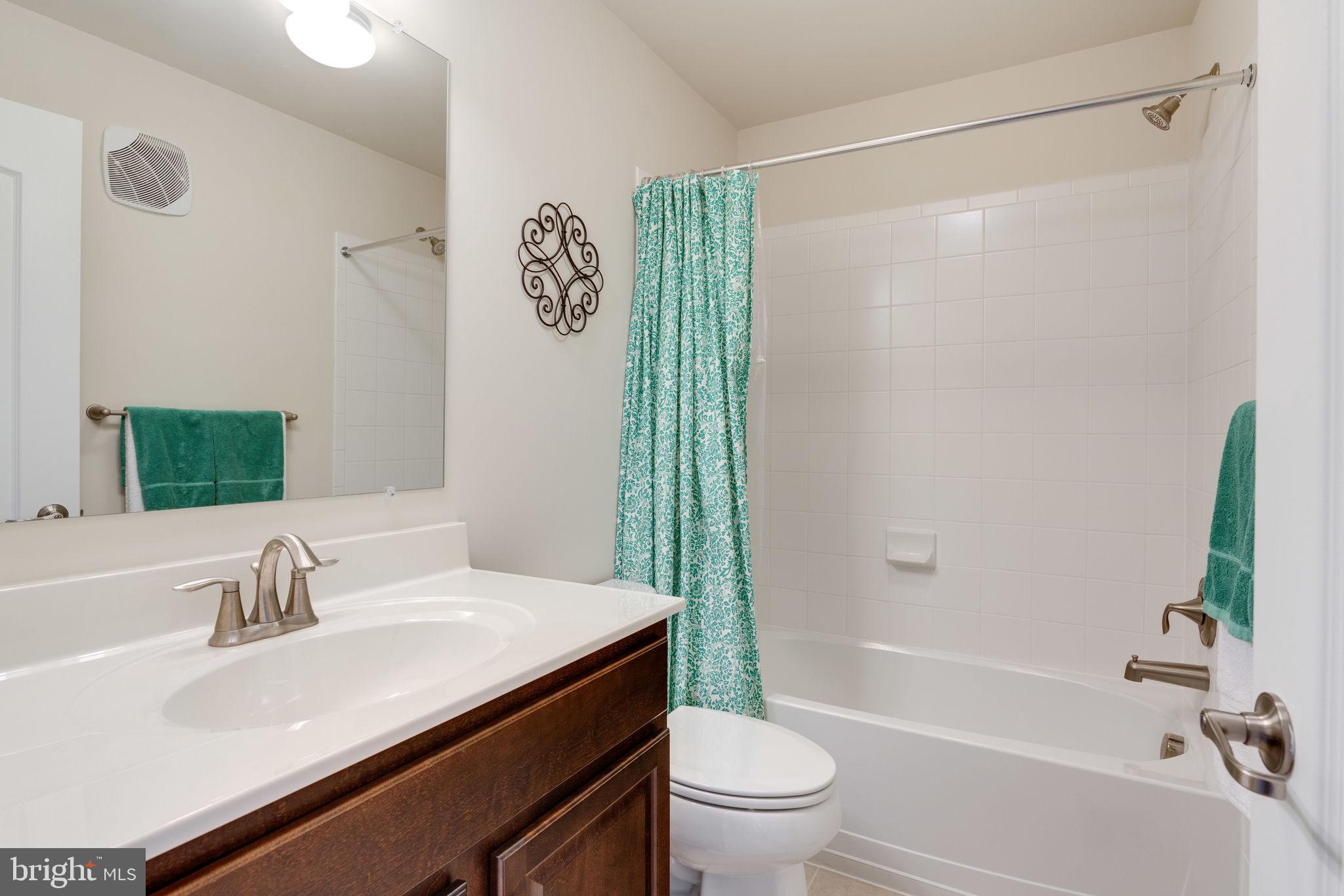 4740 Dane Ridge Circle, Unit 20 Woodbridge, VA 22193 - Photo 27 of 42 Hallway full bath!