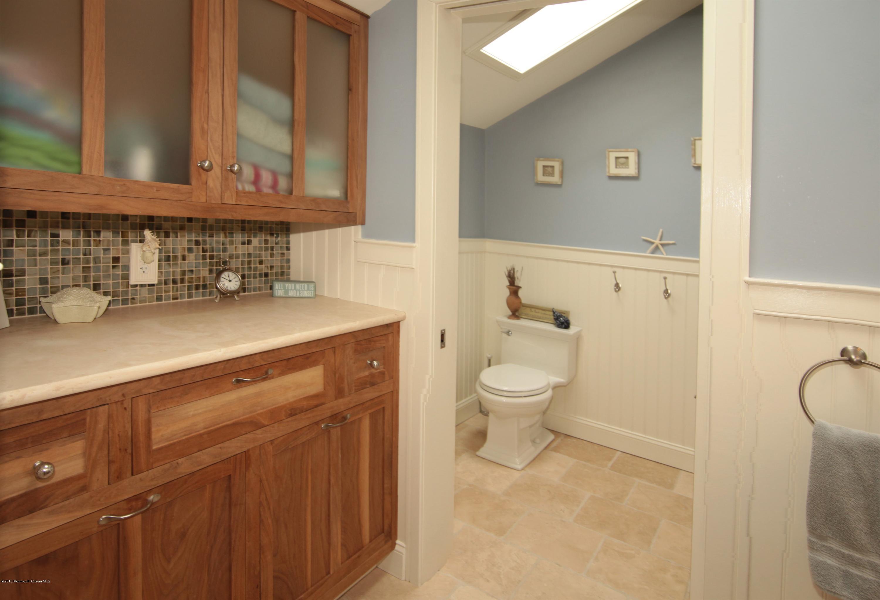 83 Ave Of Two Rivers Rumson, NJ 07760 - Photo 20 of 25 2nd level bath