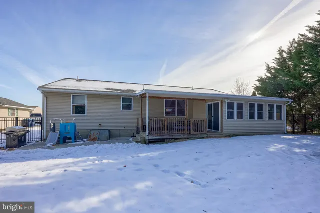 a view of front of house with a yard