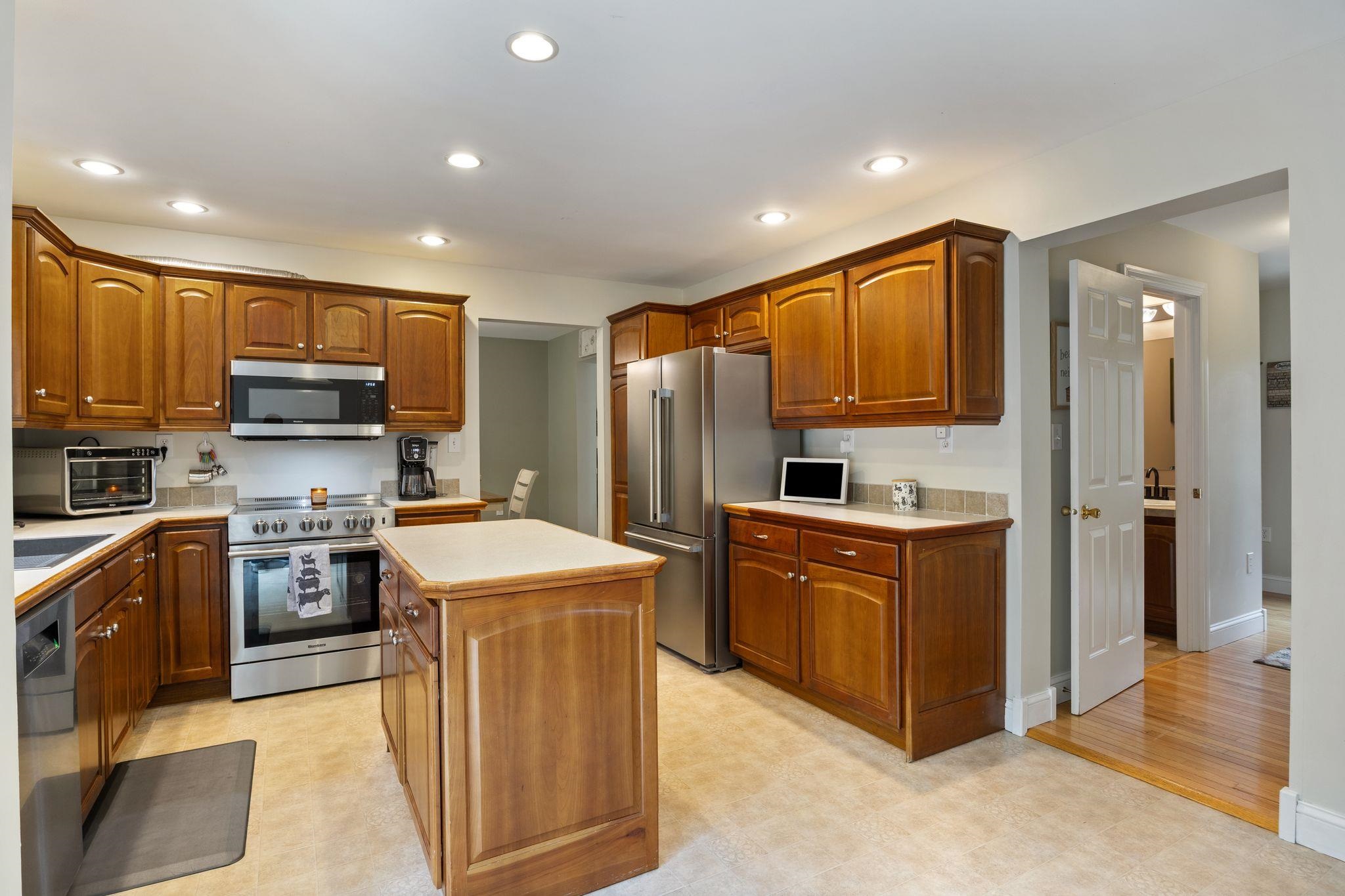 1235 Center Street Wolfeboro, NH 03894 - Photo 15 of 53