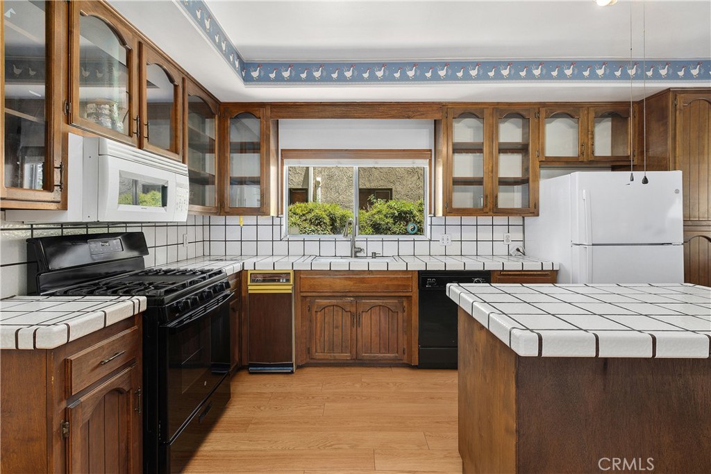 3892 Oakwood Place Riverside, CA 92506 - Photo 12 of 36 Plenty of storage in this lovely kitchen.
