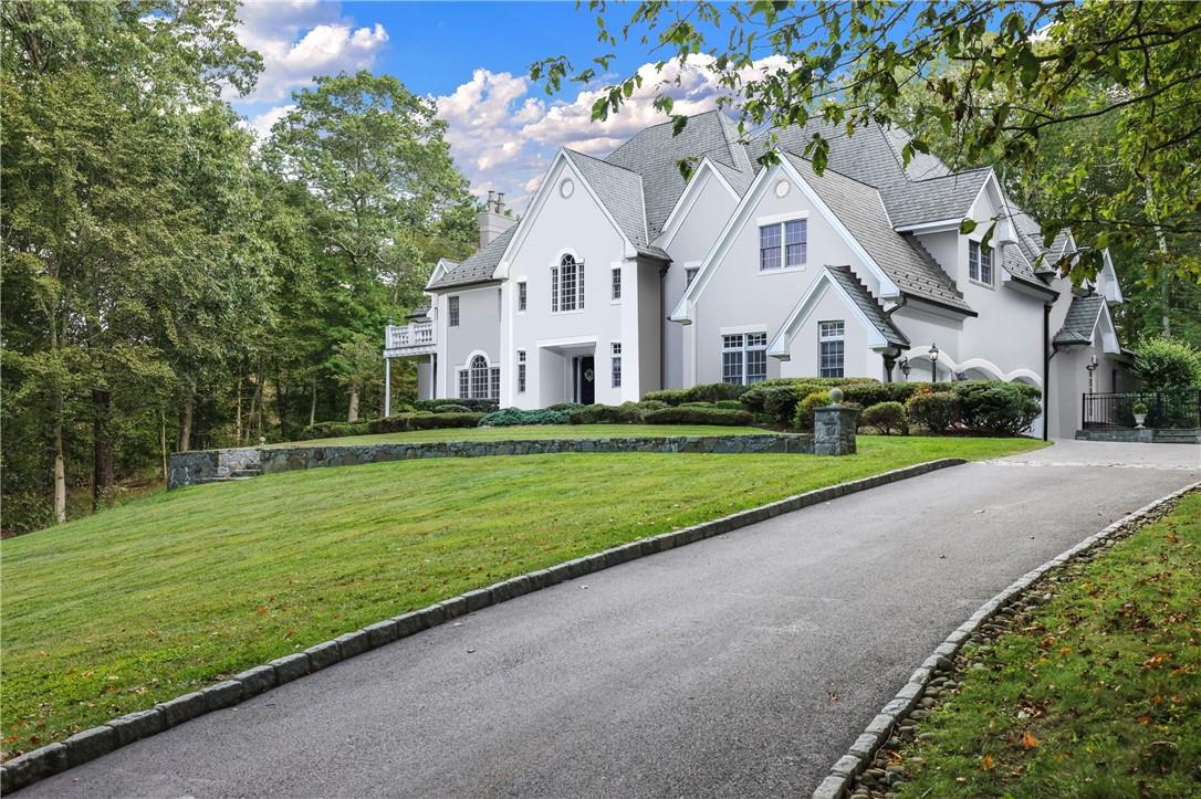 Exterior color : virtually staged