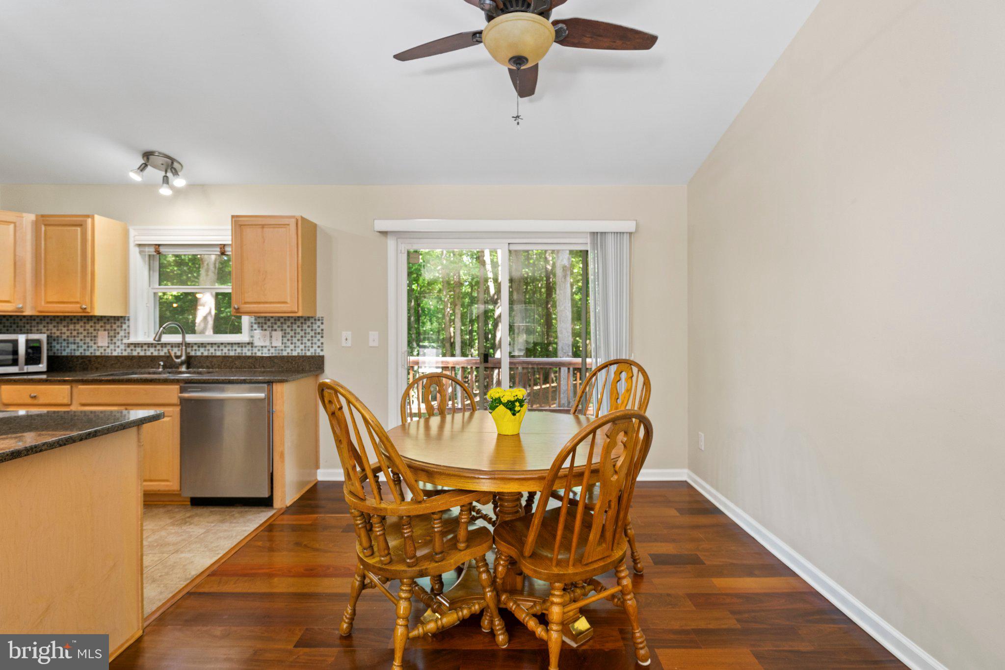8394 Cobb Road Manassas, VA 20112 - Photo 2 of 35 Dinning room leading to the deck.