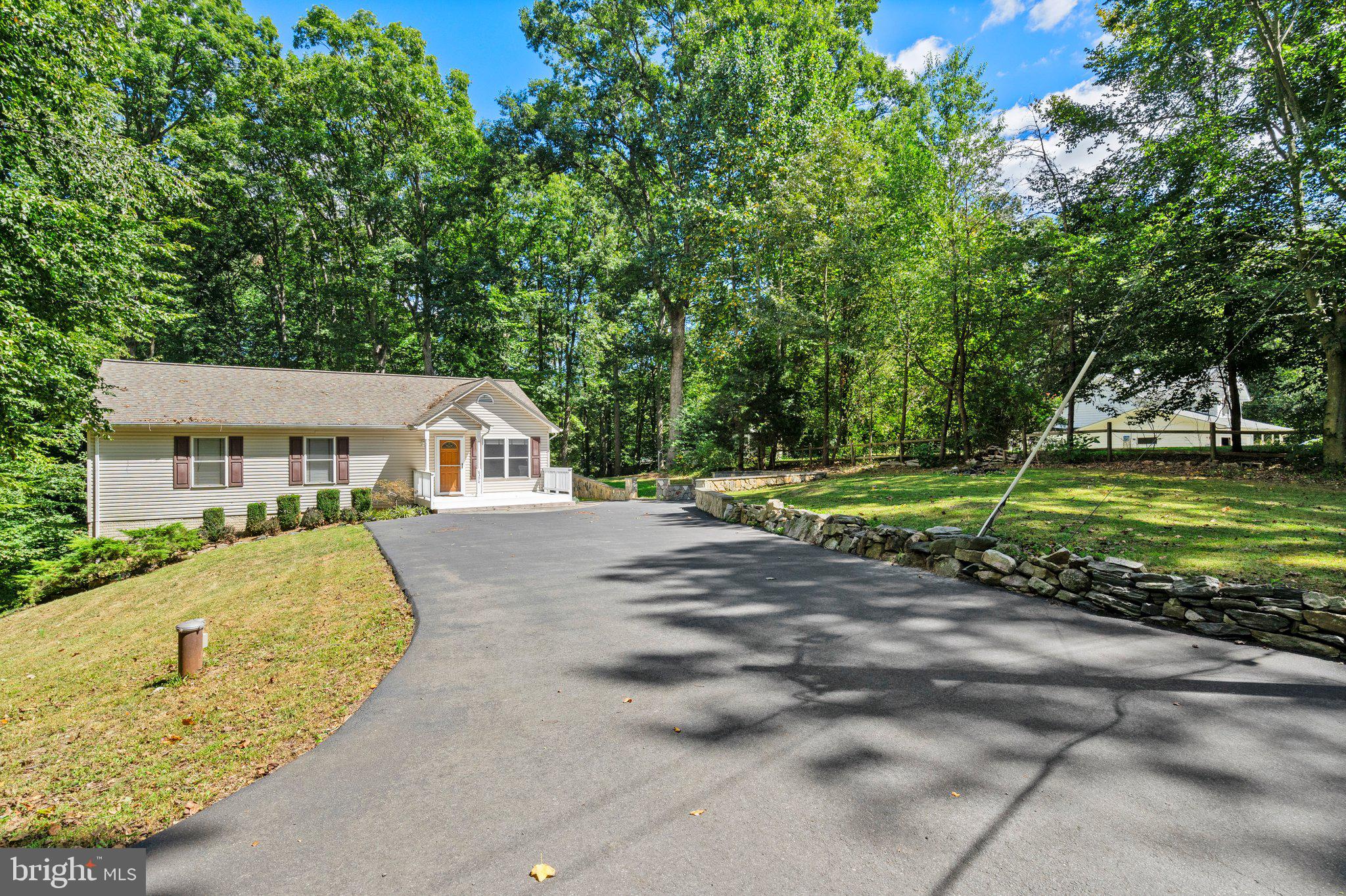 8394 Cobb Road Manassas, VA 20112 - Photo 4 of 35 Spacious driveway.