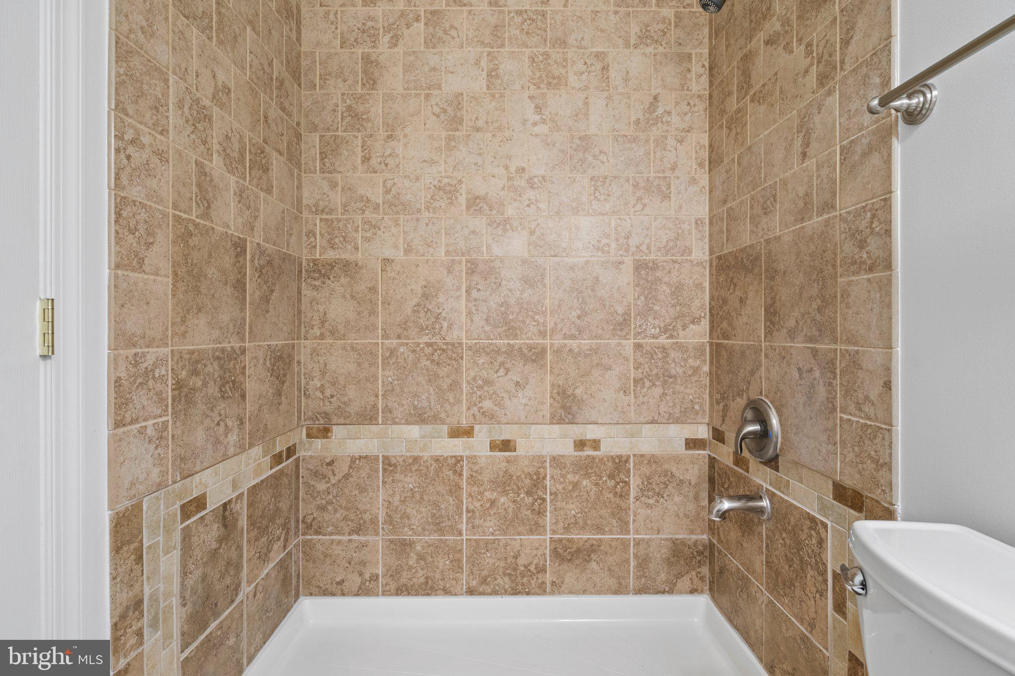 8394 Cobb Road Manassas, VA 20112 - Photo 7 of 35 Master bathroom tub