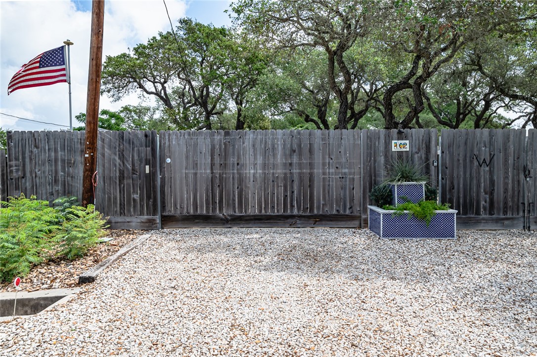 102 South 7th Street Fulton, TX 78358 - Photo 35 of 40 a backyard of a house with entertaining fence