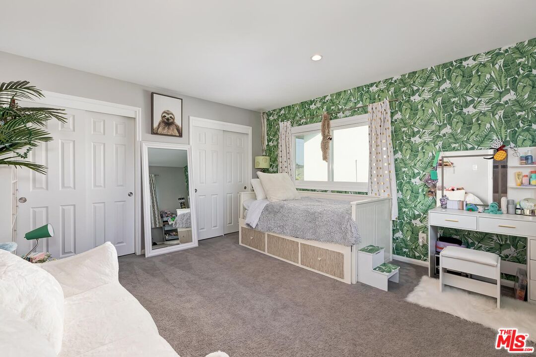 434 West Maple Avenue El Segundo, CA 90245 - Photo 18 of 29 a spacious bedroom with a bed and a cabinets