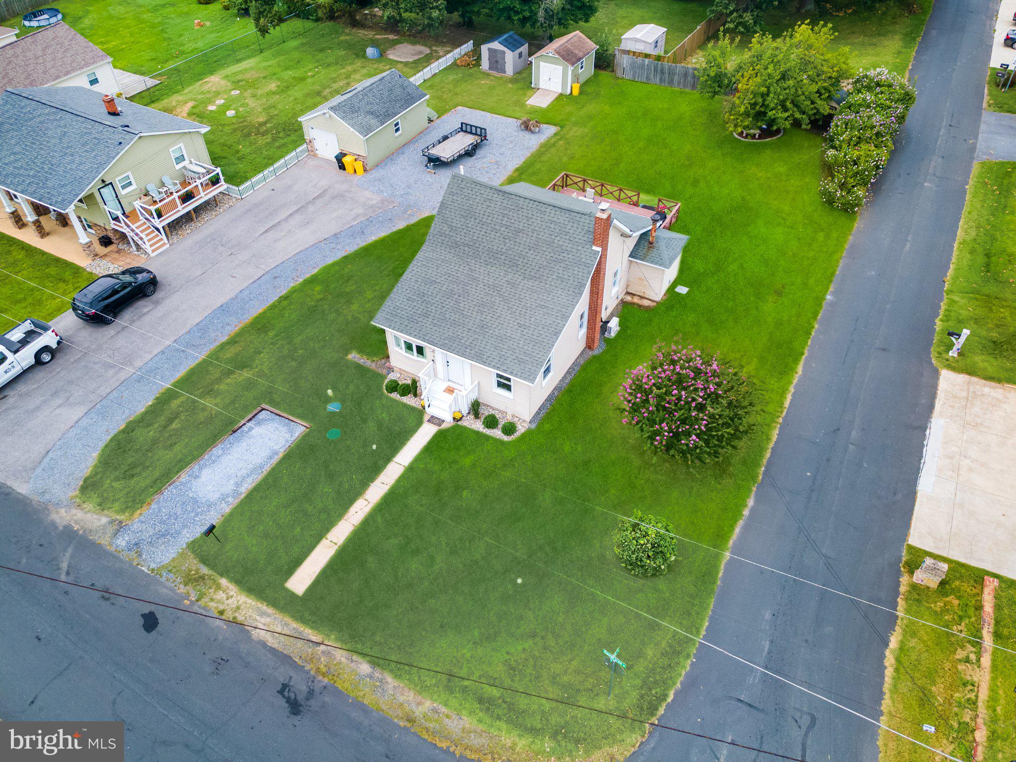 7800 Appletree Road Pasadena, MD 21122 - Photo 5 of 33 Charming home with lush green yard.