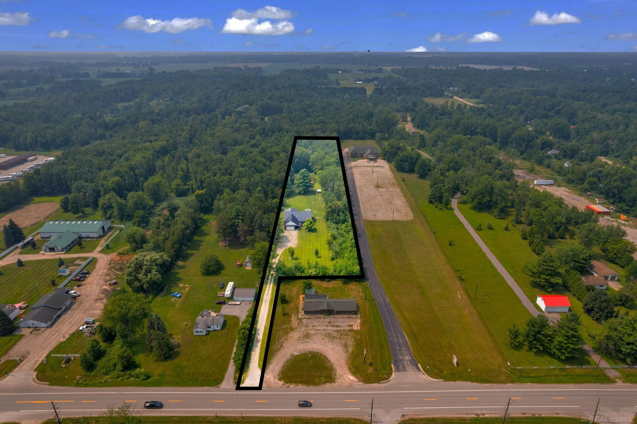 7574 Lakeshore Road Lexington, MI 48450 - Photo 4 of 68 50183113-7a8e0843-cfc0-4f8c-9819-5552b5bdc574.JPG