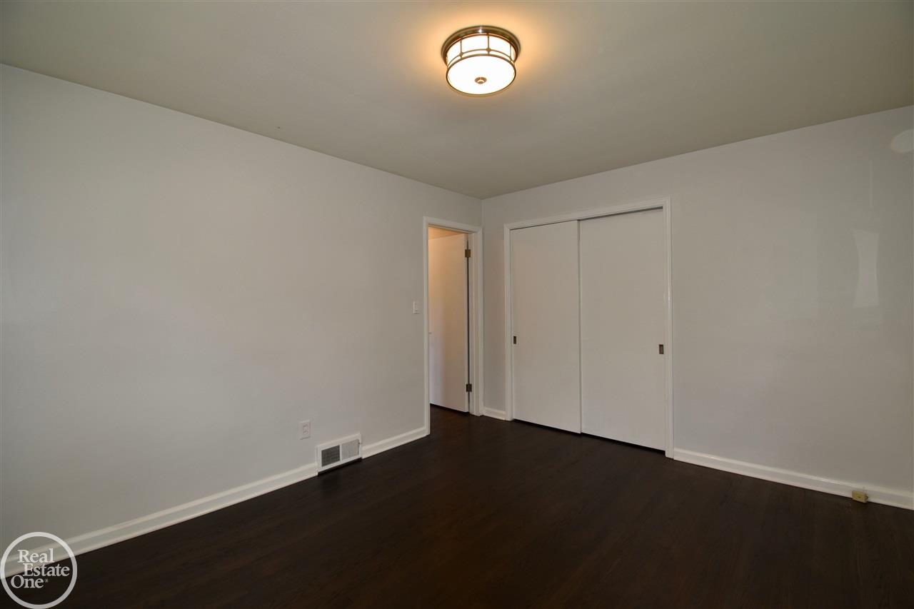 1086 Hawthorne Road Grosse Pointe, MI 48236 - Photo 20 of 31